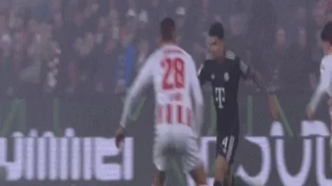 两骑手“甜蜜”相撞，假受伤演绎默契“情侣戏”，网友点赞