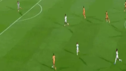 瓜迪奥拉盛赞里科-刘易斯：力挺其优秀后卫地位，赞其智慧与表现，热议不断，评论达41条